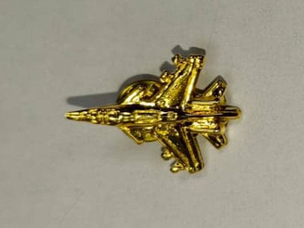 Gold Fighter Jet Lapel Pin Military Aircraft F 16 Style Aviation Brooch Pin for Air Force PersonnelMilitary Enthusiasts