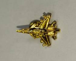 Gold Fighter Jet Lapel Pin Military Aircraft F 16 Style Aviation Brooch Pin for Air Force PersonnelMilitary Enthusiasts