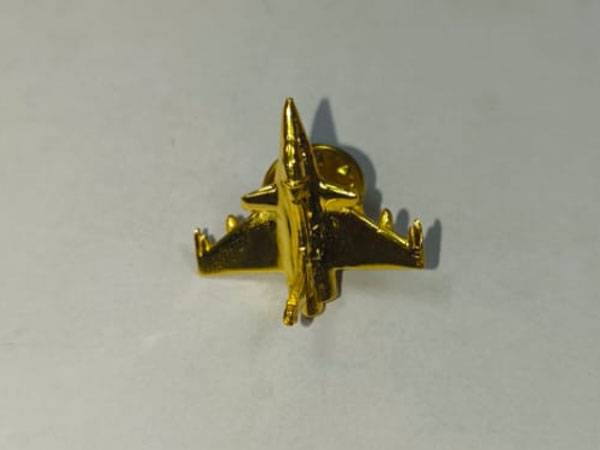 Gold Variable Sweep Wing Fighter Jet Lapel Pin Premium Military Aircraft Brooch Pin for Air Force PersonnelAviation Enthusiasts