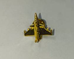 Gold Variable Sweep Wing Fighter Jet Lapel Pin Premium Military Aircraft Brooch Pin for Air Force PersonnelAviation Enthusiasts